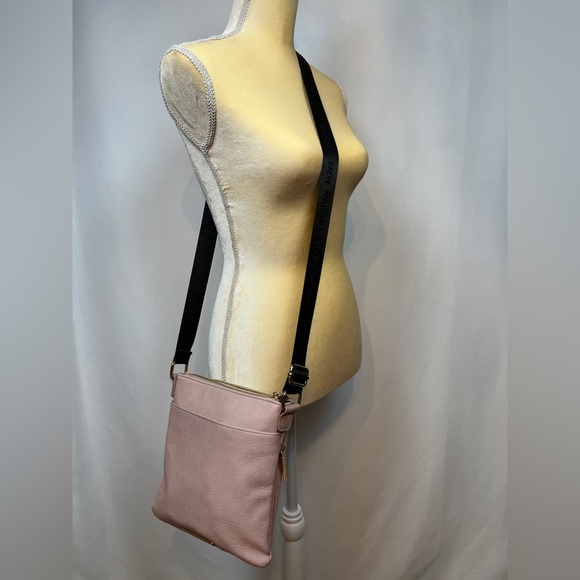Steve Madden Light Pink Stamped Logo Crossbody. - Picture 8 of 10